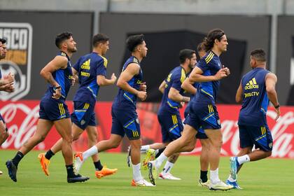 El uruguayo Edinson Cavani encabeza la fila de jugadores de Boca durante el entrenamiento de este jueves