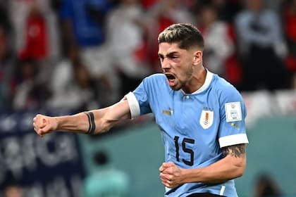 El uruguayo Federico Valverde reacciona después de sacarle la pelota al surcoreano Kangin Lee, en el partido entre Uruguay y Corea del Sur