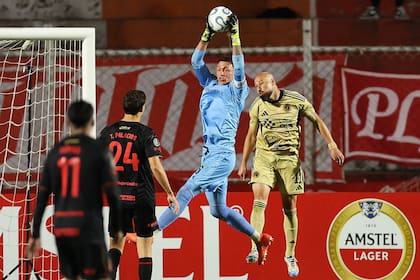 El uruguayo Fernando Muslera, determinante con sus atajadas en la altura de Cusco; el guardavalla, un líder en el campo y en el vestuario