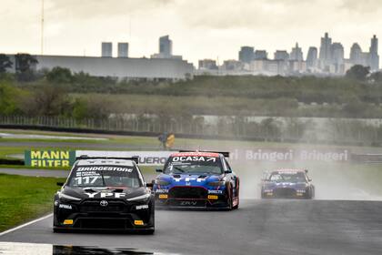 El uruguayo Urrutia sobrepasó a Damián Fineschi (Volkswagen Nivus) en el relanzamiento y jamás soltó la punta, sobre el mojado circuito número 8 del autódromo Gálvez.