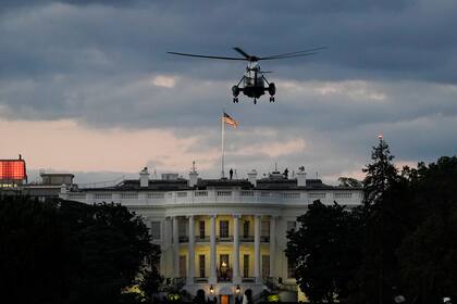 El U.S. Marine One, con el presidente Donald Trump a bordo, se prepara para aterrizar en el jardín sur de la Casa Blanca el 5 de octubre de 2020 en Washington, DC