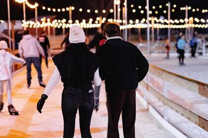 El U.S. National Whitewater Center presenta su amplia pista de hielo de 2200 metros cuadrados, disponible hasta febrero
Ice Skating January '23 - Samuel Martin