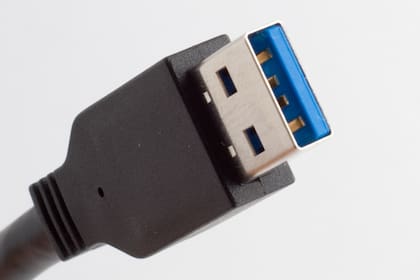 El USB 3.0 puede reconocerse por su pestaña azul; el USB-C no ofrece una distinción visual similar entre sus diferentes versiones