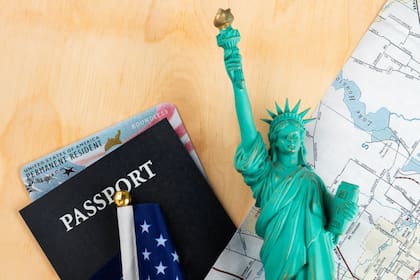 El Uscis advierte que un residente permanente que tiene 18 años de edad o más, tiene que llevar consigo la green card válida en todo momento