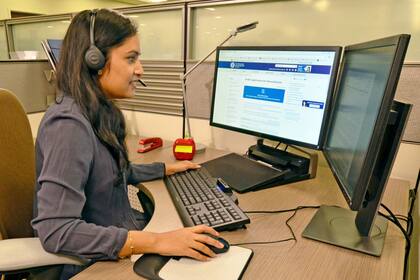 El Uscis proporciona ayuda y orientación vía telefónica para quienes tengan una emergencia que afecte su trámite migratorio