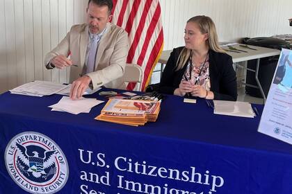 El Uscis proporciona servicios de naturalización y solicitudes de visas para los inmigrantes a EE.UU.