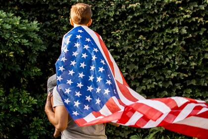 El Uscis realiza una pregunta sobre la bandera de los Estados Unidos en el examen de ciudadanía