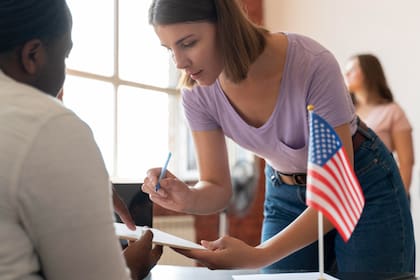 El Uscis recomienda a los migrantes solicitar la renovación del EAD seis meses antes de la fecha de vencimiento