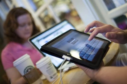 El uso de aparatos electrónicos es una de las razones por las cuales somos "más tontos", aunque desarrollamos otro tipo de habilidades tecnológicas.