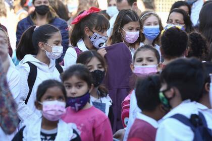 El uso de barbijos en las escuelas divide las opiniones de los expertos; el gobierno de la Nación por ahora no tiene pensado levantar la obligatoriedad, pero en la ciudad ya lo analizan
