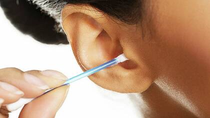El uso de bastoncillos de algodón para limpiar la cera puede irritar la piel del oído