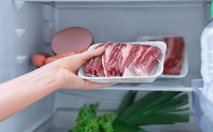 El uso de bolsas de plástico convencionales impide un flujo adecuado de oxígeno, lo que genera un ambiente propicio para el deterioro