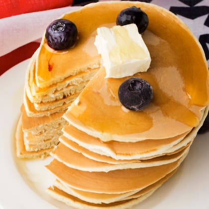 El uso de buttermilk proviene de la tradición agrícola estadounidense, donde se aprovechaba en la cocina como resultado de la elaboración de mantequilla