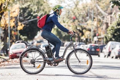 El uso de casco es obligatorio para todos los menores de 17 años que utilicen bicicletas, bicicletas eléctricas de baja velocidad o e-scooters
