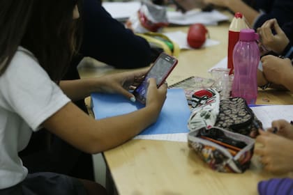 Los alumnos que reconocen pasar mucho tiempo jugando con dispositivos en la escuela obtienen puntuaciones más bajas que sus compañeros en las pruebas internacionales