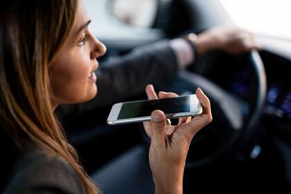 El uso de dispositivos en la conducción está sancionado en California