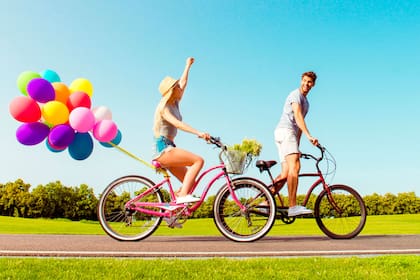 El uso de la bicicleta contribuye a bienestar de la salud y el medio ambiente. Fuente: Food and travel.