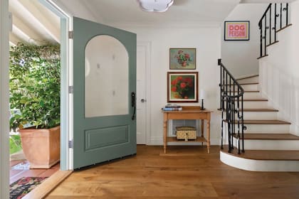 El uso de la madera, el hierro y vidrio en el recibidor le imprime un aire cálido, simple y hogareño a la propiedad.