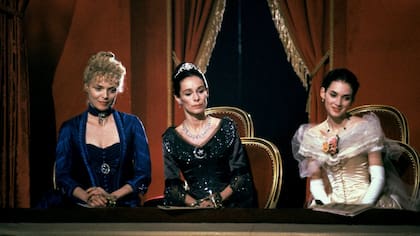 El uso de la ópera como enclave central de la pasión le debe mucho a Senso (1954), película de Luchino Visconti que Scorsese declaró como una referencia constante en su obra