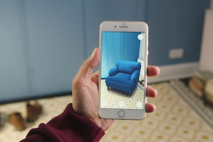 El uso de la realidad aumentada permite que los clientes puedan sentirse cómodos a la hora de evaluar la compra de un mueble costoso mediante una vista previa virtual en su propio espacio 