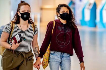 El uso de las mascarillas es en la gran mayoría de aerolíneas obligatoria durante el embarque y el vuelo