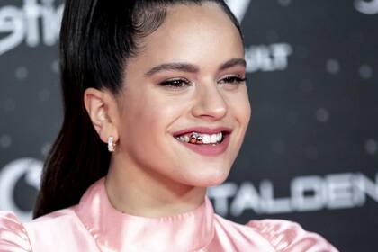 el uso de los grillz depende de un criterio puramente estético, aunque, en realidad, sí pueden ocasionar ciertos riesgos para la salud bucal de las personas por lo que previamente a colocarlos consultar con un profesional puede ser lo más adecuado