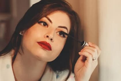 El uso de maquillaje puede causar efectos en la piel (Foto Pexels)