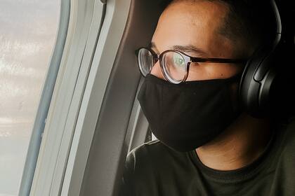 El uso de mascarillas en espacios cerrados, como en un avión, es la mejor medida individual para protegerse de posibles contagios