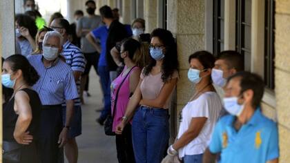 El uso de mascarillas ha sido una de las principales medidas para disminuir la propagación del coronavirus.