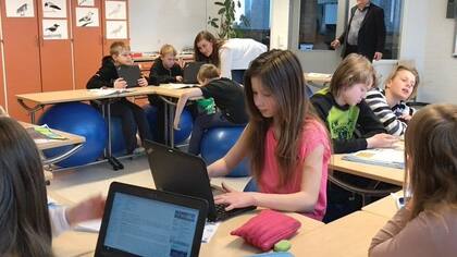 El uso de tecnología y métodos alternativos (como pelotas en lugar de sillas) se alientan en las escuelas en Finlandia.