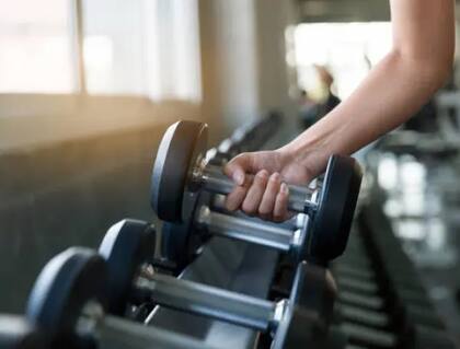 El uso excesivo de dispositivos móviles y el ejercicio del peso muerto son factores de riesgo