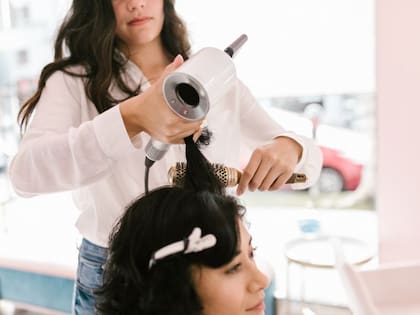 El uso excesivo de planchitas y secadores puede aumentar la aparición de canas