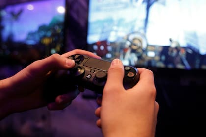 El uso moderado de videojuegos, con un máximo de dos horas por semana, puede beneficiar el rendimiento escolar y las habilidades motoras