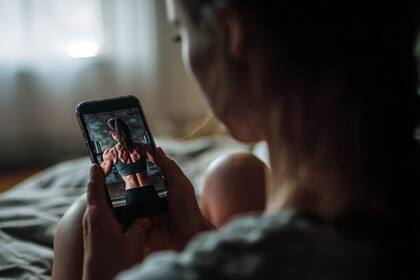 El uso prolongado de pantallas y la sustitución del diálogo humano figuran entre las señales que observan los profesionales