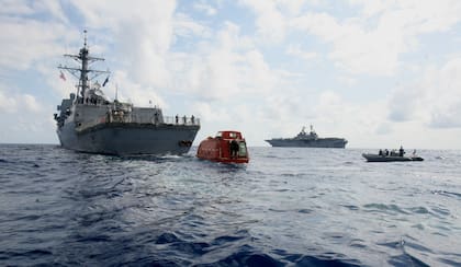 El USS Bainbridge estableció una “red de control” alrededor del bote salvavidas