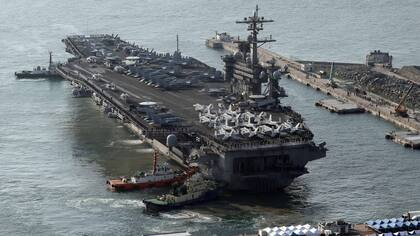 El USS Carl Vinson, un portaaviones nuclear de EE.UU. que suma tensión al conflicto entre Corea del Sur y Norcorea