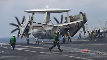 El USS Carl Vinson, un portaaviones nuclear de EE.UU. que suma tensión al conflicto entre Corea del Sur y Norcorea