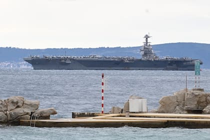 El USS Gerald R. Ford llega al puerto de Split, el 28 de marzo de 2026, en Croacia. (AP Foto/Tom Dubravec)