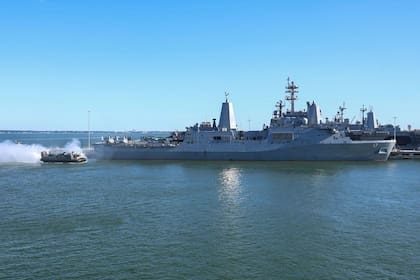 El USS Iwo Jima, el buque que lidera el grupo anfibio desplegado en el Caribe Sur
