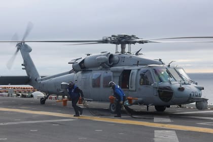 El USS Iwo Jima traslada helicópteros y aviones