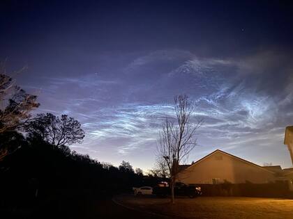 El usuario captó las nubes noctilucentes en Cameron Park, California