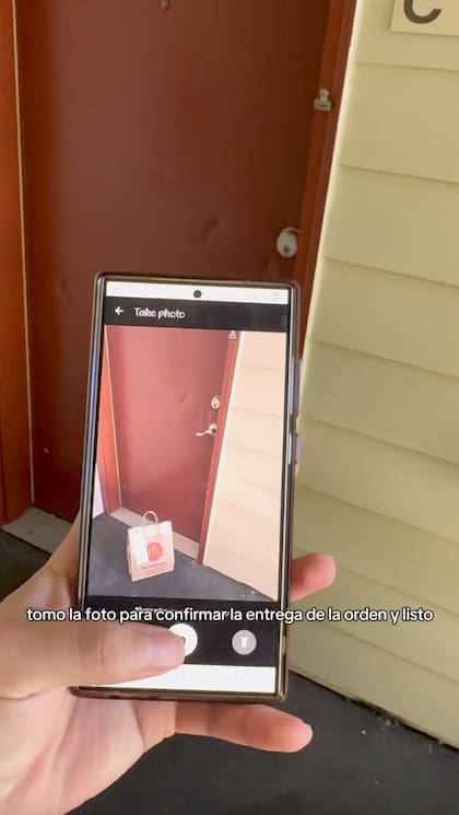 El usuario de TikTok indicó que los clientes pueden elegir si quieren que le dejen el pedido en la puerta o que se lo entreguen en la mano