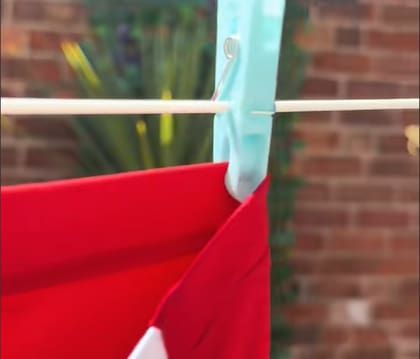 El usuario de TikTok mostró cómo deben colocarse correctamente los broches para colgar mejor la ropa (Foto: Captura TikTok @jpee074)