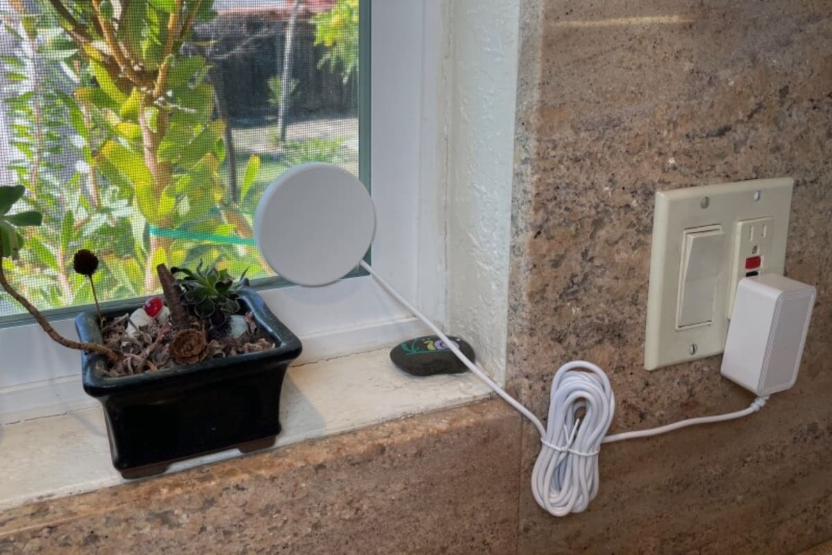 El invento que le da energía eléctrica al exterior de tu casa sin enchufes y sin romper la pared
