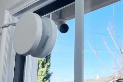 El V2 soporta la instalación de cámaras de seguridad, luces y otros aparatos de tamaño pequeño