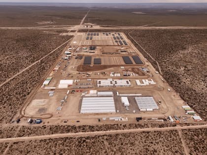 El Vaca Muerta Oil Sur (VMOS) es un consorcio de empresas líderes de la industria energética del país integrado por YPF, Pan American Energy (PAE), Vista Energy, Pampa Energía, Chevron, Pluspetrol y Shell