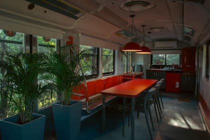 El vagón del subte acondicionado como hospedaje