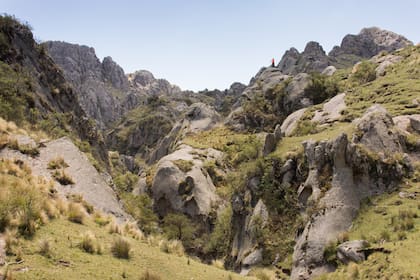 El Valle de Los Lisos se llama así porque los cerros que lo rodean quedaron lisos debido a la erosión de la roca durante 350 millones de años.