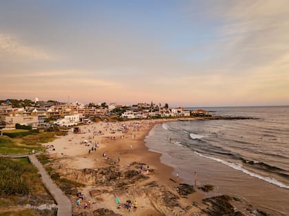 El valor de peso uruguayo permite conocer cuánto sale viajar al país vecino