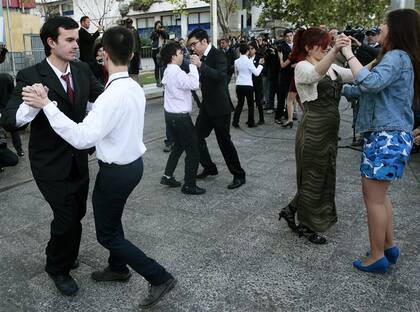 El ''''vals diverso'''' de las primeras parejas que formalizaron el Acuerdo de Unión Civil, ayer, en Santiago